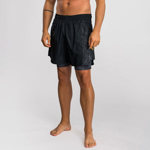 Une femme athlétique en tenue d'entraînement démontrant force et Une femme athlétique en tenue d'entraînement démontrant force et